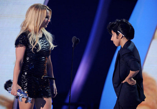  Lady GaGa Presents Britney Spears with 音乐电视 Award