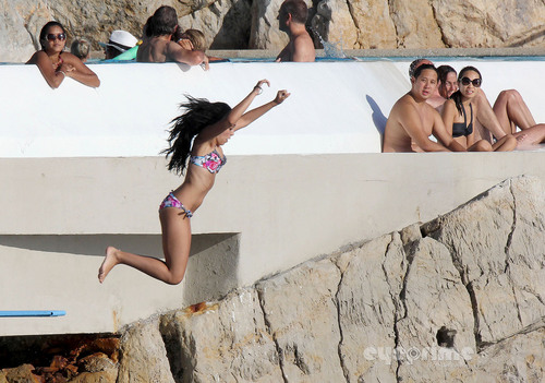  Lourdes Leon in a Bikini on the ビーチ in Nice, France, Aug 28
