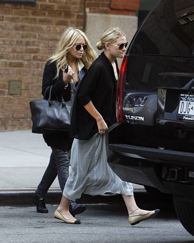  Mary-Kate & Ashley - Leave a downtown hotel, 04. August , 2011