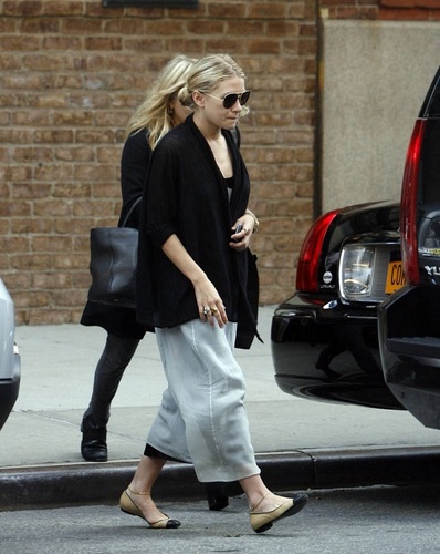  Mary-Kate & Ashley - Leave a downtown hotel, 04. August , 2011