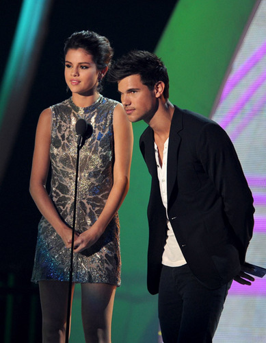  New fotografias of Taylor Lautner and Selena Gomez at the mtv VMAs