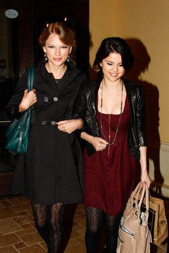  Selena Gomez And Taylor schnell, swift