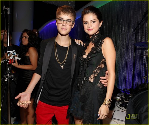  Selena and Justin VMA2011