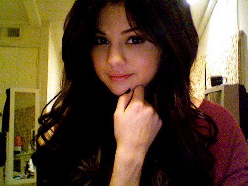 Selena's Twetter Pics...