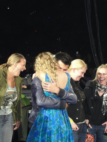  Taylor Lautner and Taylor nhanh, swift Hugging at Her buổi hòa nhạc