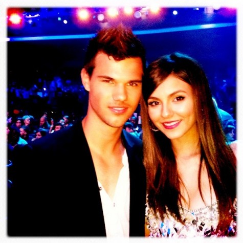  Taylor Lautner and Victoria Justice at the 2011 VMAs