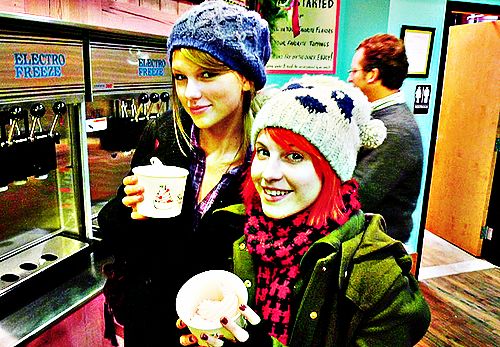  taylor rápido, swift and hayley williams