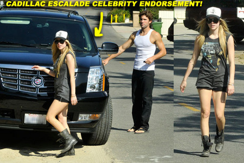  Avril Lavigne & Boyfriend Brody Cruise Around in an Escalade!