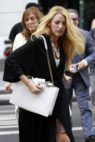  Blake Lively Arrives on Set in NYC