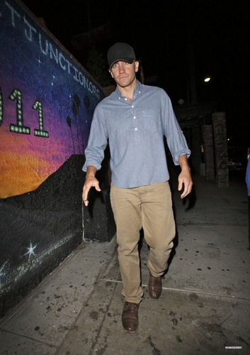  Jake Gyllenhaal Leaving El Cid Restaurant In Los Angeles