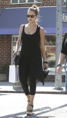  Jessica Alba out for lunch in Beverly Hills, Sep 2