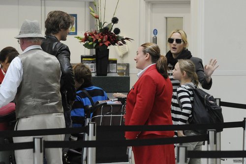  Kate Winslet at Londra Gatwick airport 20.08.2011