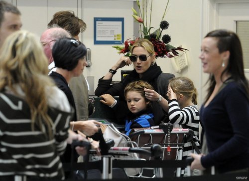  Kate Winslet at 런던 Gatwick airport 20.08.2011
