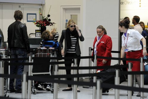  Kate Winslet at 런던 Gatwick airport 20.08.2011