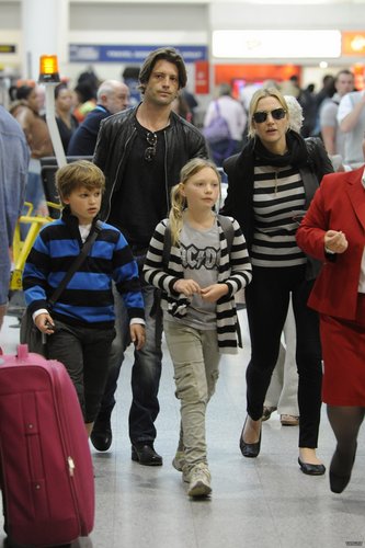  Kate Winslet at लंडन Gatwick airport 20.08.2011