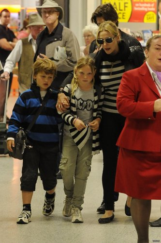  Kate Winslet at 伦敦 Gatwick airport 20.08.2011