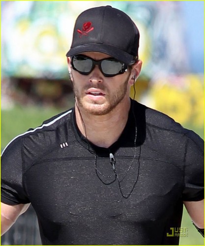  Kellan Lutz Works It Out at Muscle ビーチ