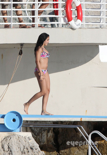  Lourdes Leon in a Bikini on the beach, pwani in Nice, France, Aug 28