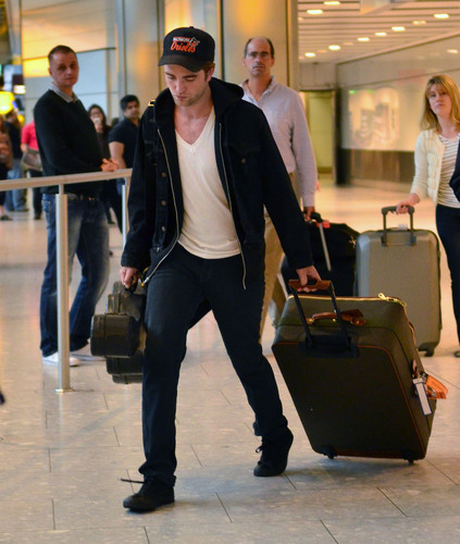  mais Pic of rob landing at Londres HQ