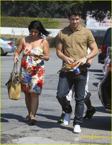  Nick Jonas: Family Fun hari (09.02.2011) !!!