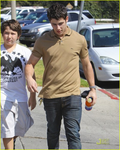 Nick Jonas: Family Fun Day (09.02.2011) !!!