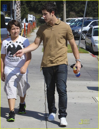  Nick Jonas: Family Fun दिन (09.02.2011) !!!