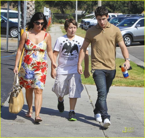  Nick Jonas: Family Fun día (09.02.2011) !!!