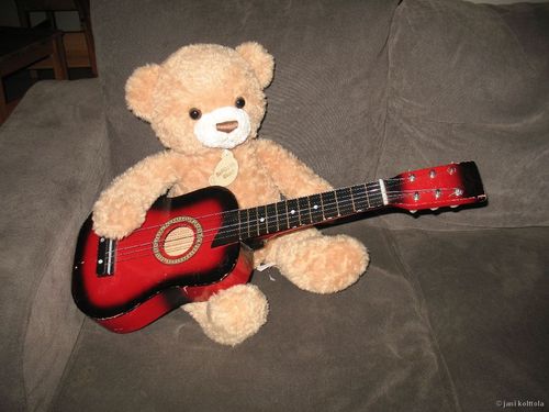  Teddy plays gitar
