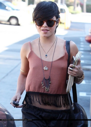  Vanessa - Leaving Mare'Ka in Studio City with फ्रेंड्स - August 31, 2011