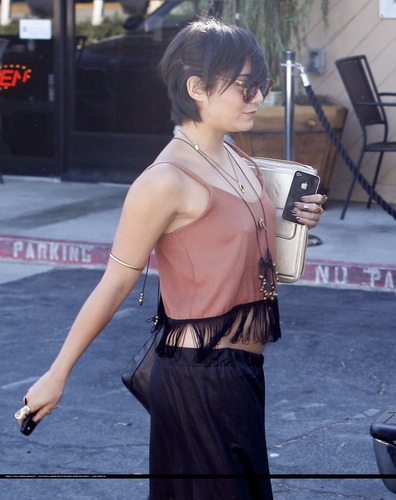  Vanessa - Leaving Mare'Ka in Studio City with 프렌즈 - August 31, 2011
