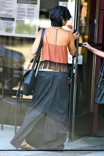  Vanessa - Leaving Mare'Ka in Studio City with vrienden - August 31, 2011