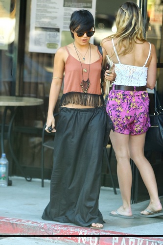  Vanessa - Leaving Mare'Ka in Studio City with 프렌즈 - August 31, 2011