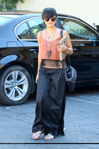  Vanessa - Leaving Mare'Ka in Studio City with Những người bạn - August 31, 2011