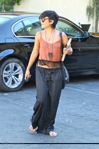  Vanessa - Leaving Mare'Ka in Studio City with Những người bạn - August 31, 2011