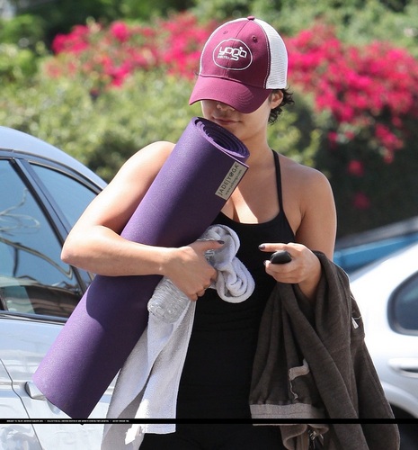  Vanessa - Leaving yoga class in Studio City - August 31, 2011