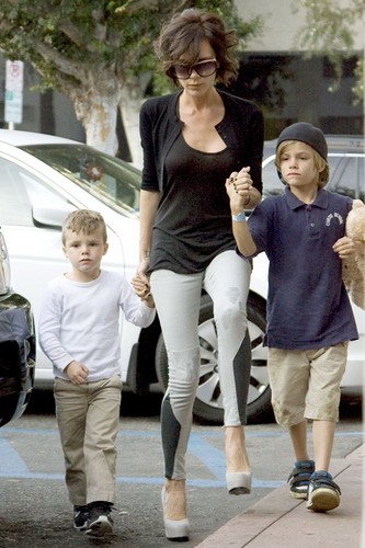  Victoria and her sons Romeo and Cruz