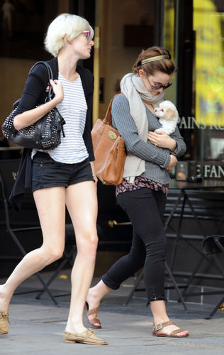  Emma Out in London with Sophie and Sophie's anjing, anak anjing