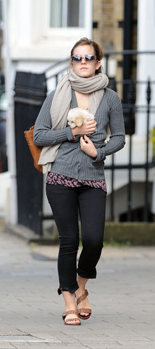  Emma Out in london with Sophie and Sophie's anak anjing, anjing