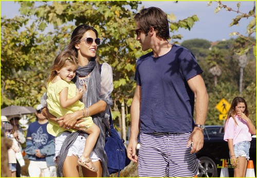  Alessandra Ambrosio: Malibu Festival Family Fun!
