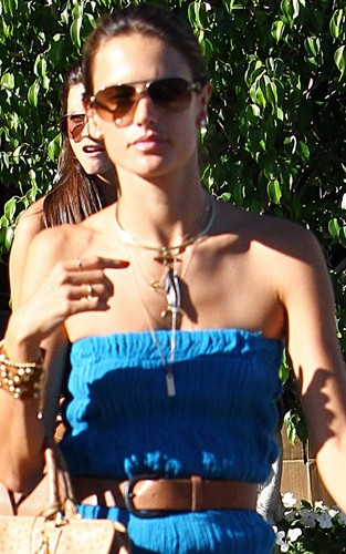  Alessandra Ambrosio was spotted in Los Angeles yesterday afternoon (August 25).