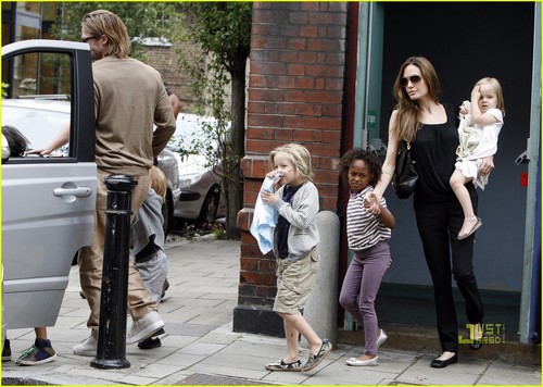  Angelina Jolie & Brad Pitt: Smurfs with the Kids!