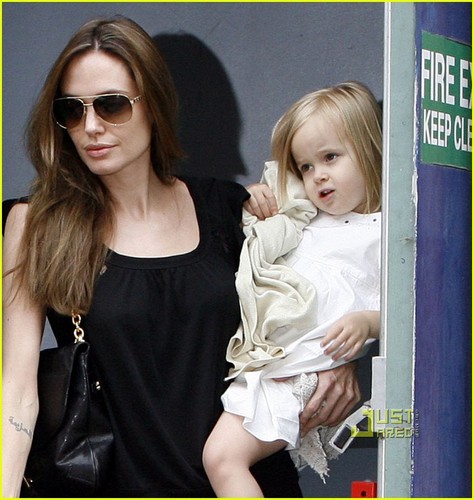  Angelina Jolie & Brad Pitt: Smurfs with the Kids!