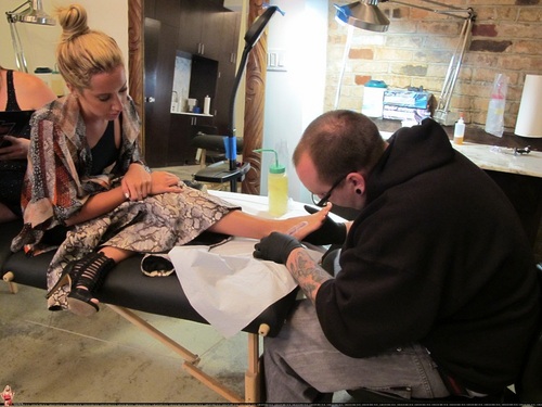  Ashley - Getting tatouages at East Side Ink in NYC with Vanessa Hudgens - September 07, 2011