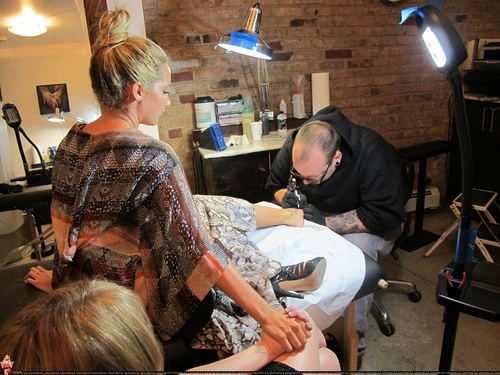  Ashley - Getting tatuagens at East Side Ink in NYC with Vanessa Hudgens - September 07, 2011