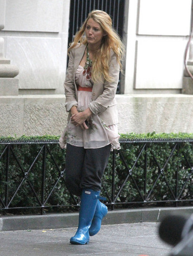  Blake Lively Filming "Gossip Girl" in NYC