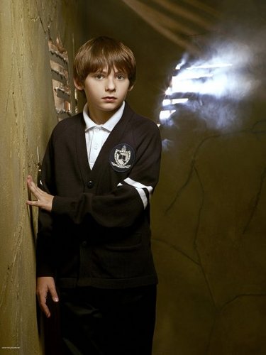  Cast - Promotional foto - Jared Gilmore as Henry cigno