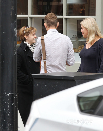  Emma Watson at a Cafe with vrienden in London, Sep 7