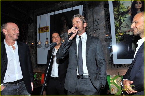  Gerard Butler: Painting the Night Red with Artists for Peace & Justice!