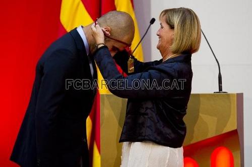  Guardiola receives ゴールド Medal from Parliament of Catalonia