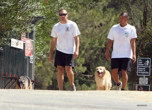  Jake Gyllenhaal Hiking With A Friend At Runyon Canyon In Hollywood